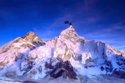 Crypto Climber Wants to Plant Bitcoin Orange Flag on Top of The Everest